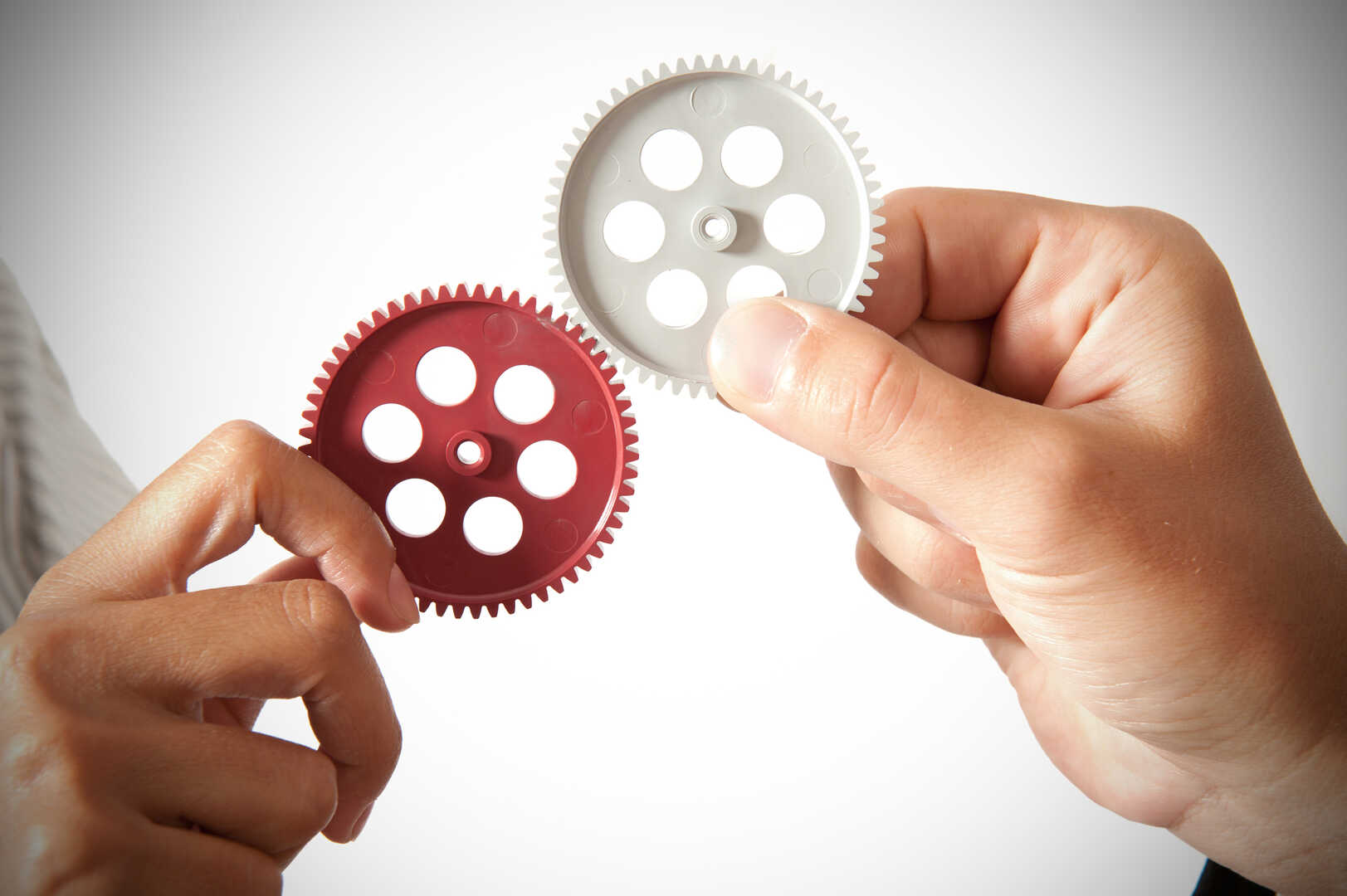 Infineon and ROHM Sign Memorandum of Understanding on Silicon Carbide Power Device Packaging Collaboration